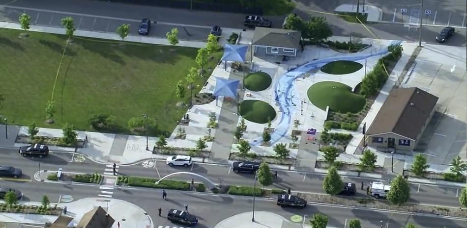 Policías se encuentran en el lugar donde se registró un tiroteo en el área recreativa acuática Plaza Brooklands, el sábado 15 de junio de 2024, en Rochester Hills, Michigan