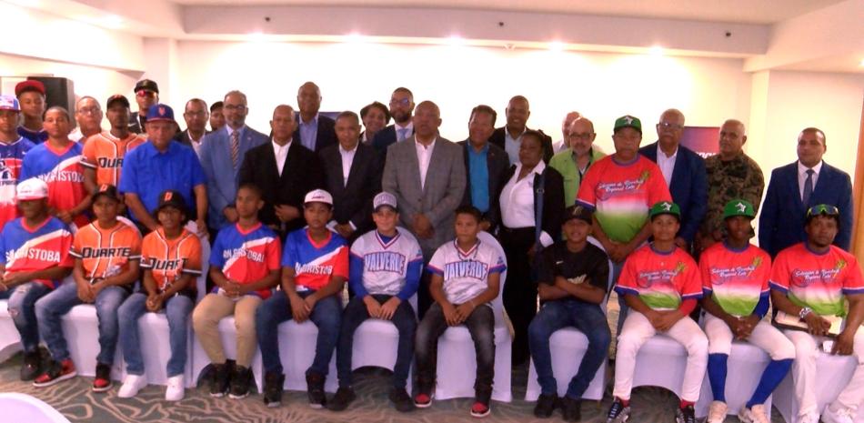 Momentos en que Juan Núñez Nepomuceno, presidente de la Federación Dominicana de Béisbol presenta a varios de los jovencitos que accionarán en el Campeonato Nacional de Béisbol U12 Robinson Canó.