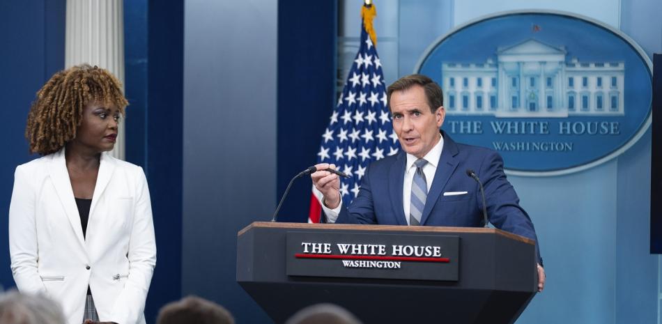 El portavoz de seguridad nacional de Estados Unidos, John Kirby, habla durante una rueda de prensa acompañado por la secretaria de prensa de la Casa Blanca, Karine Jean-Pierre, el lunes 17 de junio de 2024, en Washington.