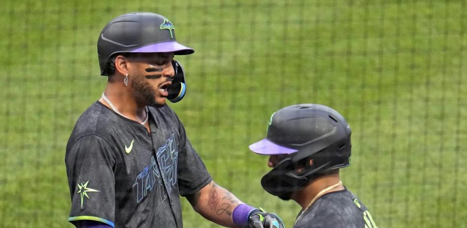 José Sirí al momento de llegar al pentágono luego de anotar una de las carreras de los Rays en su éxito 10-3 sobre los Piratas.