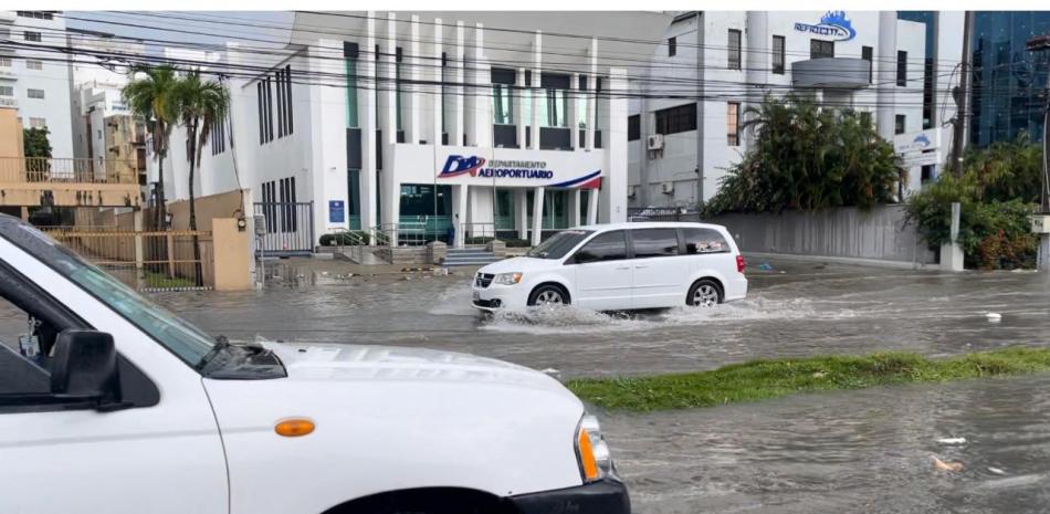 Las lluvias provocan inundaciones urbanas, como esta en la avenida 27 de Febrero en el DN