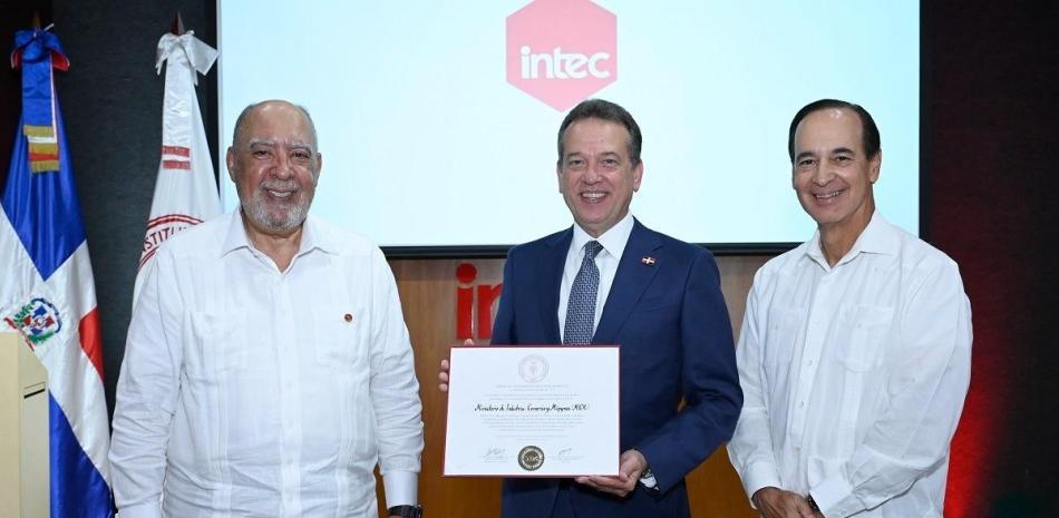 El ministro Víctor-Ito-Bisonó, al recibir el reconocimiento del INTEC.