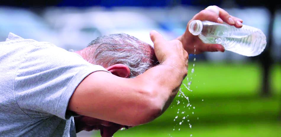 La hidratación es una de las claves para evitar la mortalidad por golpes de calor, sin importar la edad de la personas, aunque esta debe ser de forma adecuada.