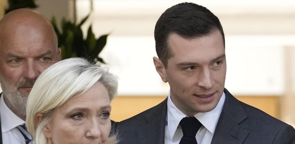 El presidente del partido de extrema derecha Agrupación Nacional, Jordan Bardella, a la derecha, se retira junto a la líder ultraderechista Marine Le Pen tras una rueda de prensa, ayer.