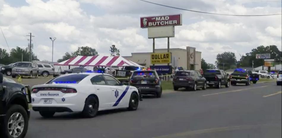 Vehículos policiales se congregan en el lugar donde hubo un tiroteo, el 21 de junio de 2024, en Fordyce, Arkansas.