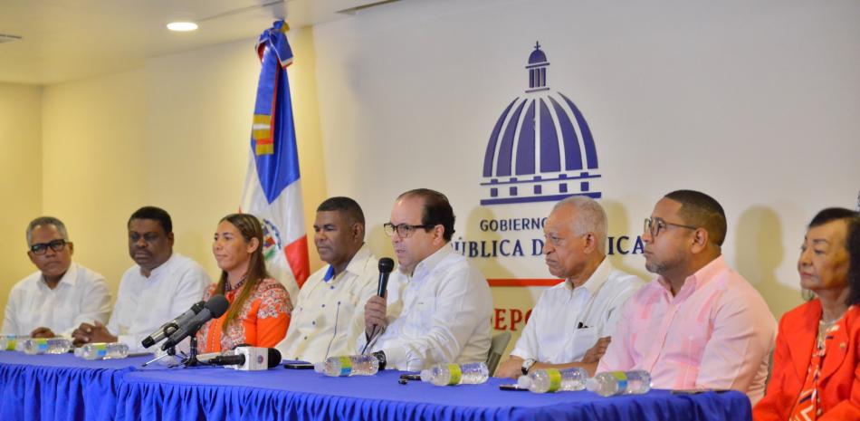 Franklin De la Mota, viceministro de Deportes, habla en la rueda de prensa donde se anunció la celebración del torneo nacional de boxeo infantil.