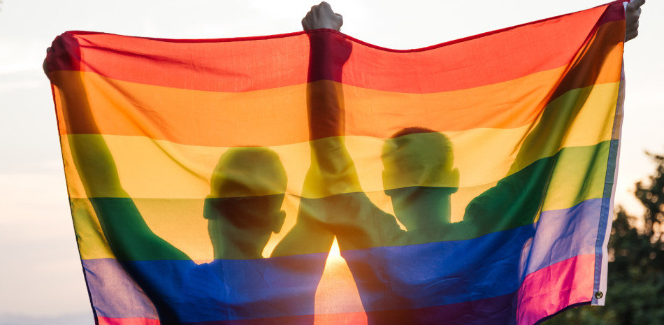 Personas sosteniendo la bandera gay