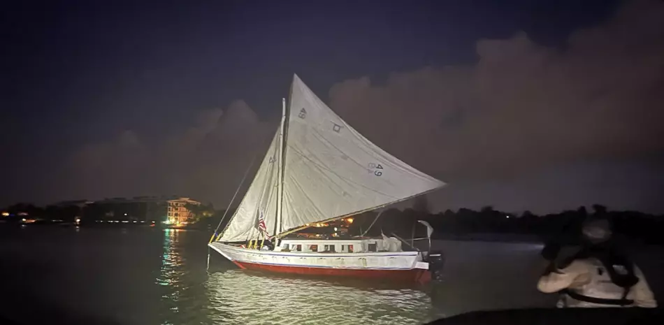 Velero en que llegaron los haitianos a La Florida