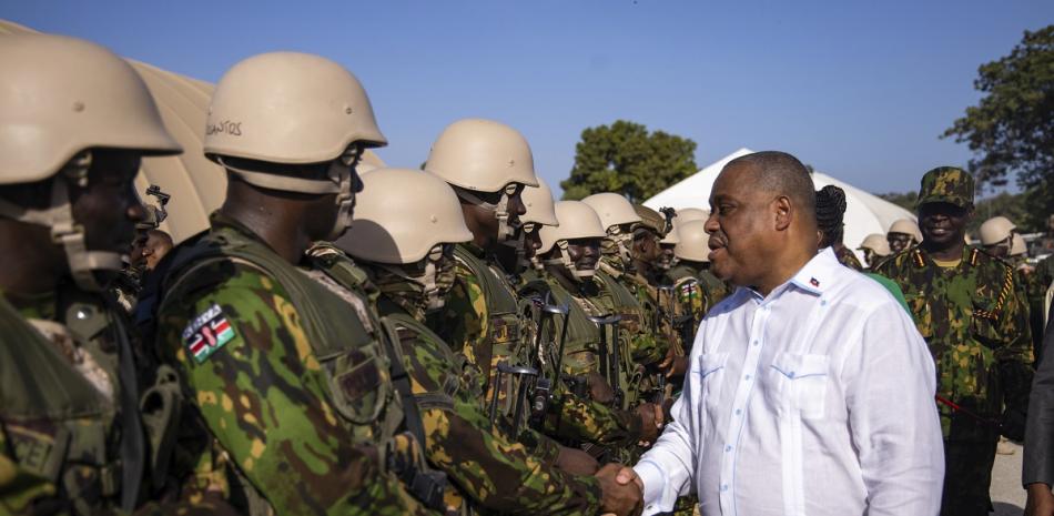 El primer ministro haitiano Garry Conille con policías kenianos en Puerto Príncipe el 26 de junio del 2024.