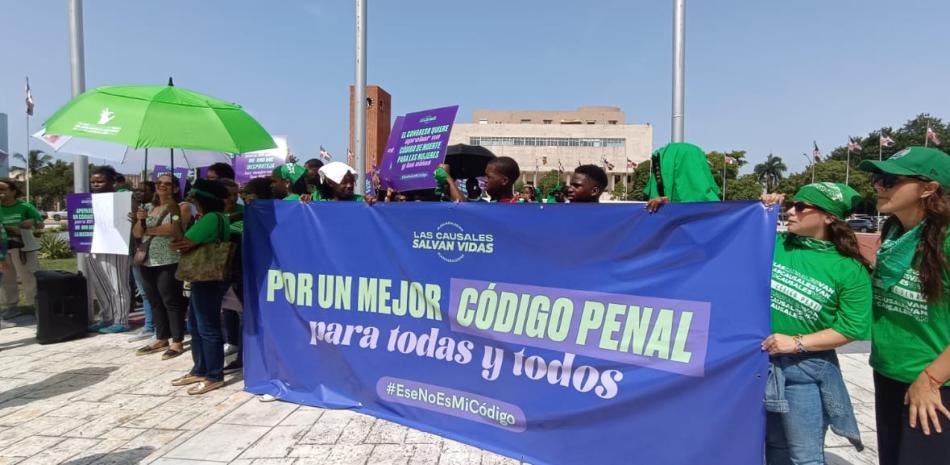 Con pancartas y vestimenta verde proclamando su apoyo a la interrupción del embarazo en casos especiales