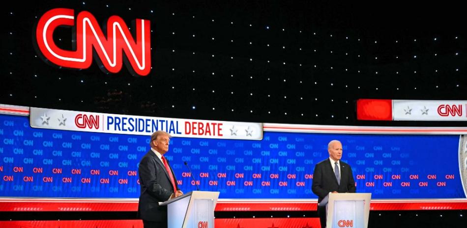 El presidente estadounidense Joe Biden y el expresidente estadounidense y candidato presidencial republicano Donald Trump participan en el primer debate presidencial de las elecciones de 2024 en los estudios de CNN en Atlanta, Georgia, el 27 de junio de 2024.