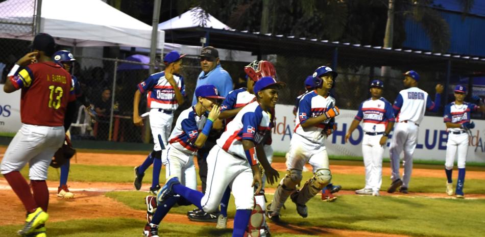 Varios de los niños dominicanos saltan de alegría tras ganarle a Colombia su mas reciente compromiso.