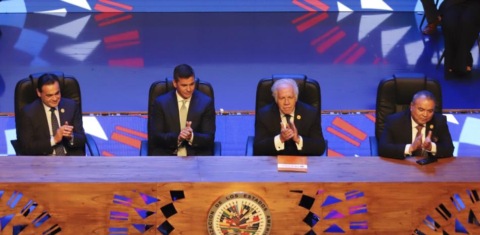 Funcionarios de la Organización de los Estados Americanos y políticos paraguayos participan en la ceremonia inaugural de la 54ta Asamblea General de la OEA.