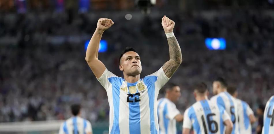 Lautaro Martínez festeja luego de marcar uno de los dos goles que tuvo en el choque en que Argentina se impuso a Perú.