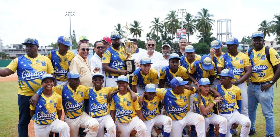 El Comisionado Nacional de Béisbol Junior Noboa y César Cedeño hacen entrega al equipo de Curazao el trofeo que lo acredita como monarca del Torneo Latino de Pequeñas Ligas