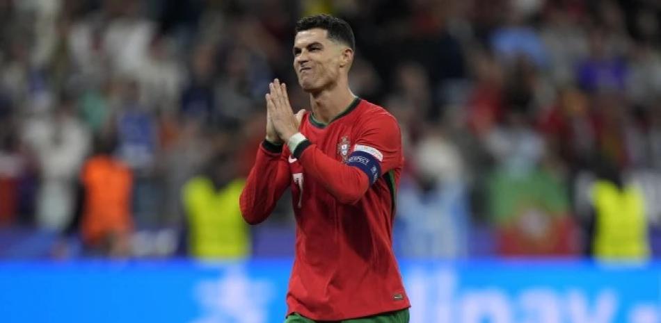 El portugués Cristiano Ronaldo reacciona tras anotar en la tanda de penaltis durante un partido de octavos de final entre Portugal y Eslovenia.