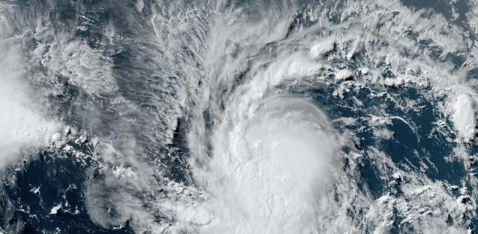 Esta imagen satelital de la Administración Nacional Oceánica y Atmosférica (NOAA)/GOES muestra la tormenta tropical Beryl a las 19:30 UTC del 29 de junio de 2024. Gran parte del sureste del Caribe se puso en alerta el sábado cuando la tormenta tropical Beryl se fortalecería rápidamente, convirtiéndose en un "peligroso" huracán importante antes de cruzar las Islas de Barlovento a veces el 30 de junio, dijeron los meteorólogos.
Barbados, Santa Lucía, San Vicente y las Granadinas y Granada tenían alertas de huracán, dijo el Centro Nacional de Huracanes de Estados Unidos, mientras Beryl se arremolinaba en el Atlántico. (Foto de HANDOUT / NOAA/GOES / AFP) / RESTRINGIDO A USO EDITORIAL - CRÉDITO OBLIGATORIO "AFP PHOTO /NOAA/GOES" - NO HAY MARKETING NO HAY CAMPAÑAS PUBLICITARIAS - DISTRIBUIDO COMO SERVICIO A LOS CLIENTES