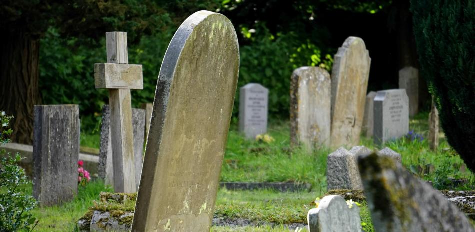 Fotografía ilustrativa muestra tumba en cementerio.