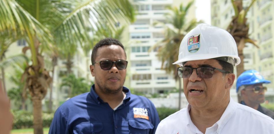 El alcalde de SDE, Dío Astacio, recorrió la zona afectadapor el hurcán Beryl en su demarcación