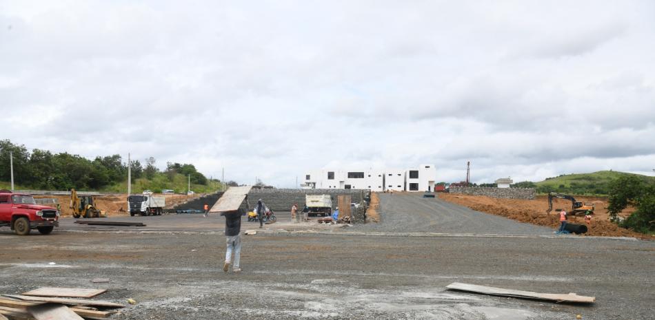 Este es el terreno donde se construye el Centro de Retención Vehicular de Digesett en Santo Domingo Oeste.