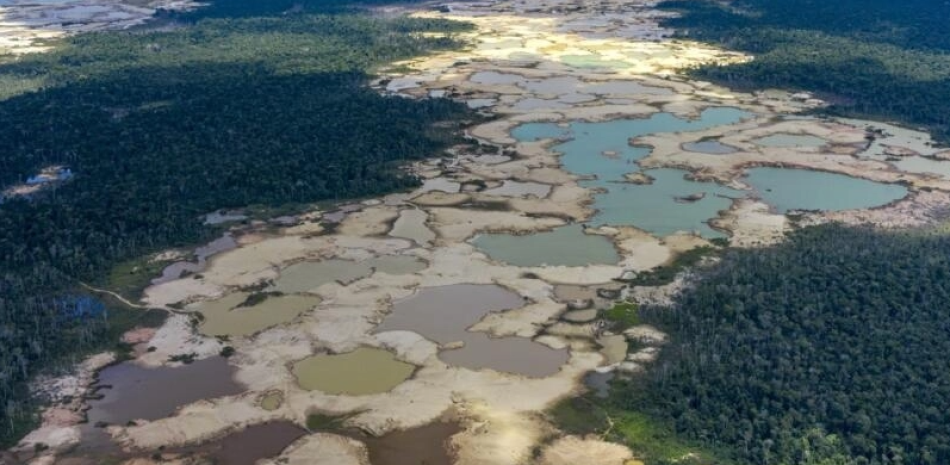 Foto aérea del desastre ambiental que ha dejado la minería aurífera en la región de Madre de Dios, sur de Perú, en la zona de La Pampa.