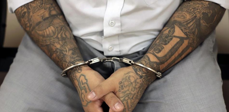 Un miembro esposado de manos de la pandilla Mara Salvatrucha (MS-13) espera el inicio de un juicio en el Centro Judicial Isidro Menéndez en San Salvador, el 10 de octubre de 2019.