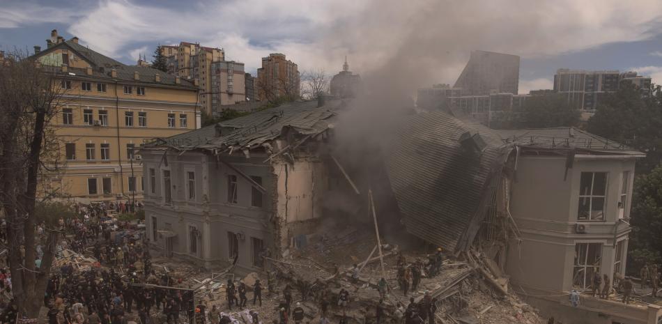 El personal de emergencia y rescate, junto con médicos y otras personas, limpian los escombros del edificio destruido del Hospital Infantil Ohmatdyt tras un ataque con misiles rusos en la capital ucraniana de Kiev el 8 de julio de 2024.