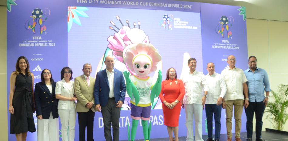 La mascota Tani, junto al alcalde Ulises Rodríguez, la gobernadora Rosa Santos, el ingeniero Manuel Estrella y el viceministro de Deportes Juan Vila, entre otros.