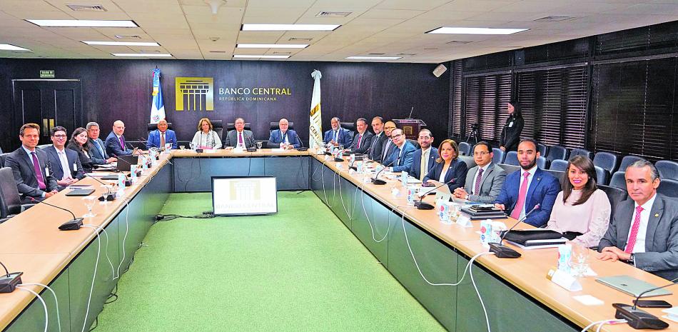 La misión del FMI pasó revista a la economía en una primera reunión con el gobernador del Banco Central, Héctor Valdez Albizu.