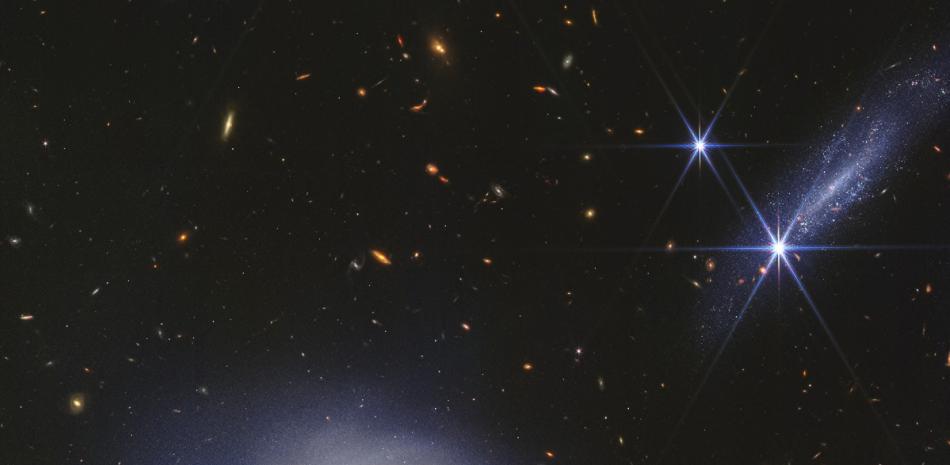 En esta foto facilitada por la NASA y el Space Telescope Science Institute, dos galaxias en interacción son captadas por el telescopio espacial Webb en el infrarrojo.