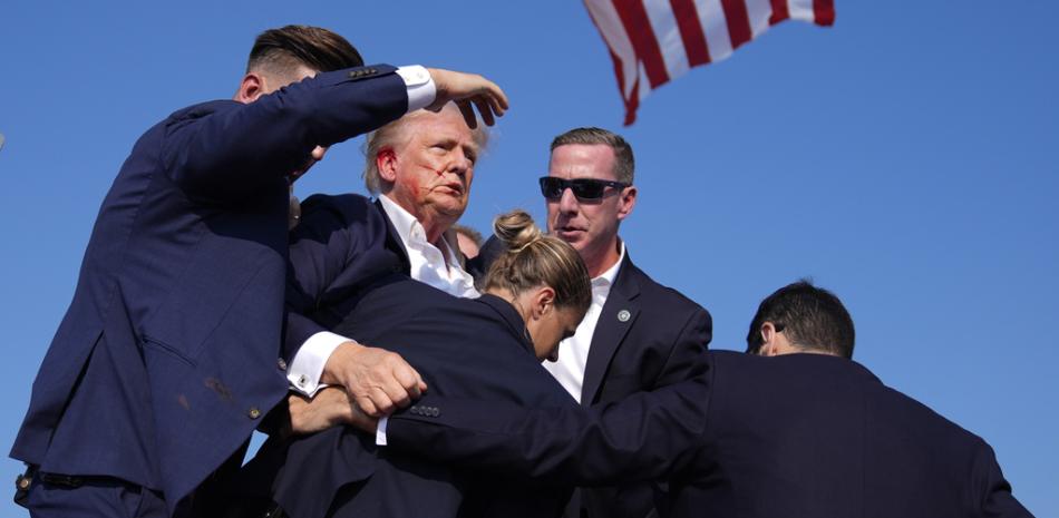Donald Trump es custodiado por agentes del Servicio Secreto de Estados Unidos durante un aparente intento de asesinato en un acto de campaña, el sábado 13 de julio de 2024, en Butler, Pensilvania