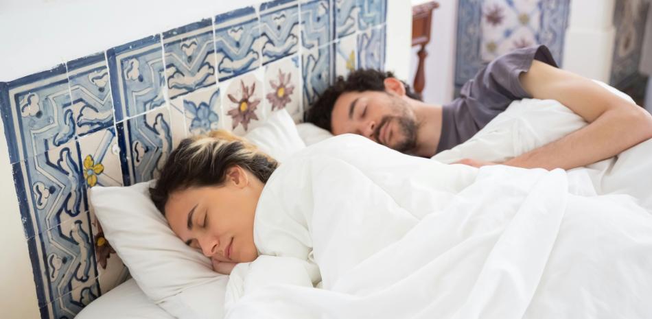Imagen muestra a una pareja durmiendo.