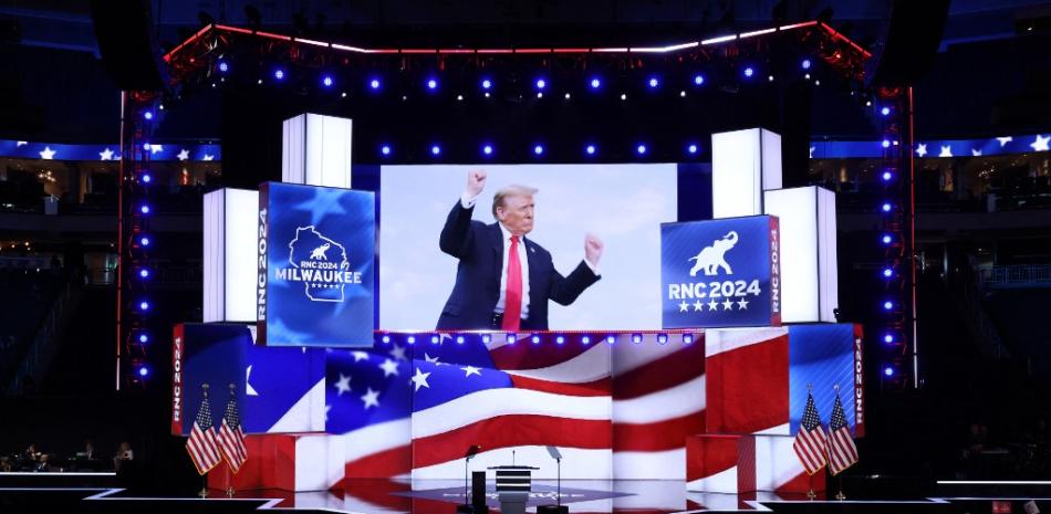Durante el primer día de la Convención Nacional Republicana el 15 de julio de 2024 en Milwaukee, Wisconsin, se reproduce un vídeo del candidato presidencial republicano, Donald Trump