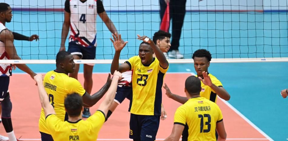 Los jugadores del sexteto colombiano celebran tras ganar cerradamente a República Dominicana en cuatro parciales.