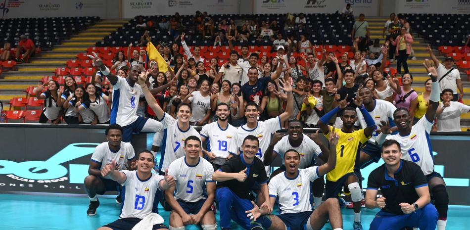 El equipo de Colombia celebra su pase a las semifinales junto con varios equipos de voleibol juvenil e iinfantil de esa nación que se encuentran en el país.