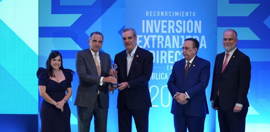 El presidente Luis Abinader, junto a las máximas autoridades del Banco Central y Superintendencia de Bancos, distinguió a 11 empresas extranjeras por su inversión en el país.