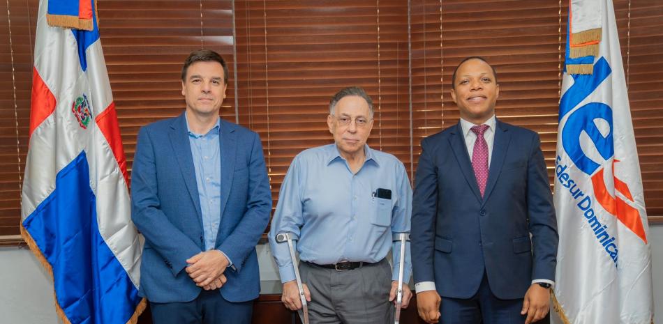 Nuevo gerente de Edesur Dominicana, José Luis Actis; Celso Marranzini, presidente del CUED; y el gerente saliente, Milton Morrison; durante el acto de posesión.