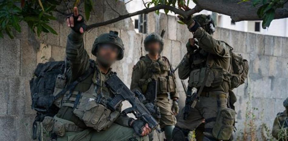 El Ejército israelí aseguró este sábado haber eliminado a unos 150 milicianos palestinos en la última semana durante sus operaciones en Ciudad de Gaza, en el norte del enclave, así como otras 100 infraestructuras que utilizaban, según anunciaron en un comunicado. EFE