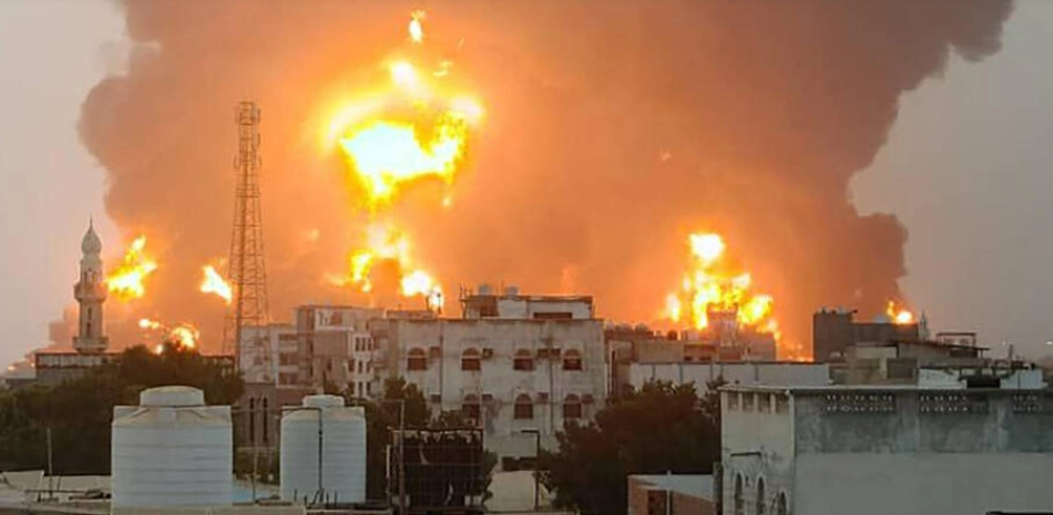 Una imagen muestra una enorme columna de fuego tras los ataques reportados en la ciudad portuaria de Hodeida (Yemen), controlada por los rebeldes, el 20 de julio de 2024.