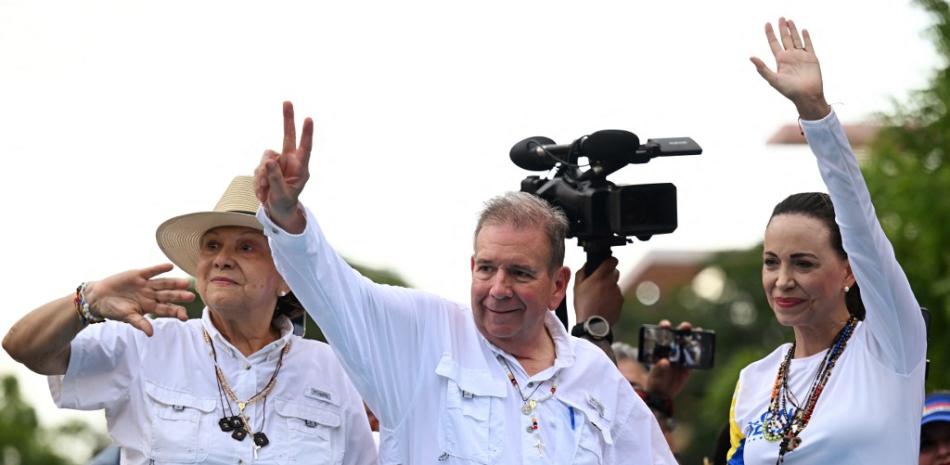 El candidato presidencial de la oposición venezolana Edmundo González Urrutia, su esposa Mercedes López (i) y la líder opositora María Corina Machado asisten a un mitin de campaña en Maracaibo, estado de Zulia, Venezuela, el 23 de julio de 2024.