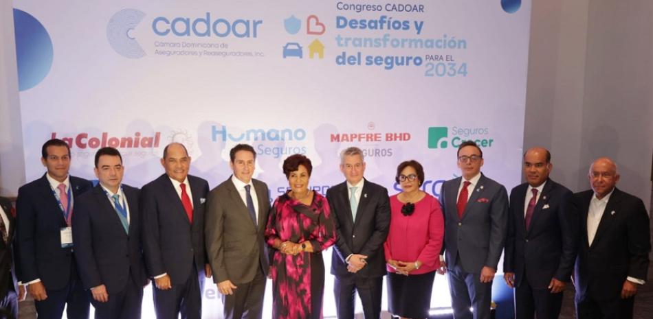 Partiicpantes en la apertura del Congreso de la Cámara Dominicana de Aseguradores y Reaseguradores (CADOAR).
