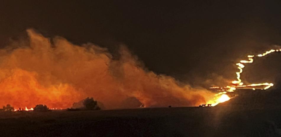 En esta fotografía, proporcionada por el Departamento de Transporte de Oregon, se muestra el incendio Durkee en el este de Oregon, el lunes 22 de julio de 2024