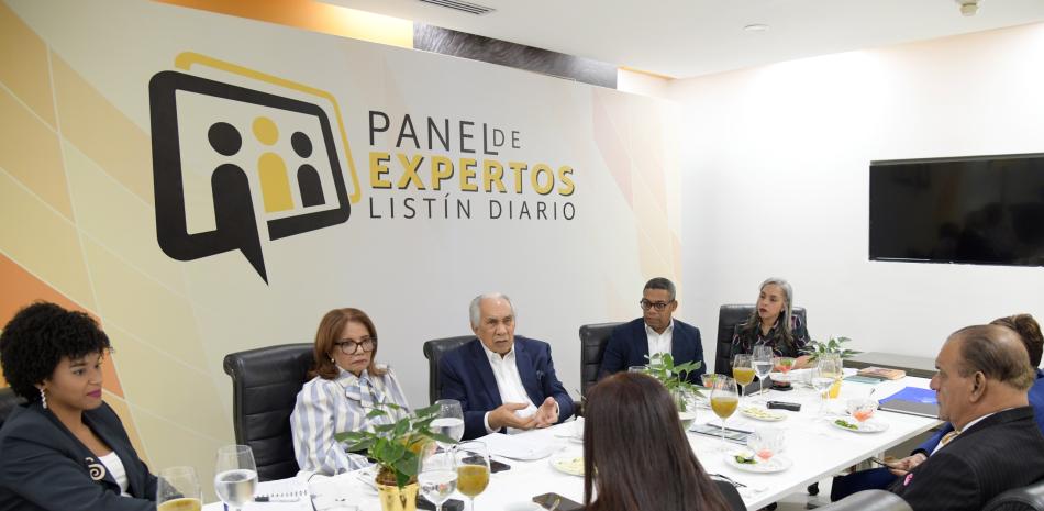 José García Ramírez, director ejecutivo de Conape, junto a ejecutivos de esa institución durante el Desayuno de Listín Diario.