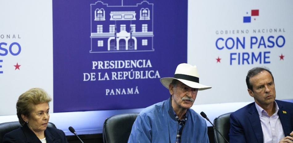 El ex presidente de México Vicente Fox (C) habla junto a la ex presidenta de Panamá Mireya Moscoso (L) y el ex presidente de Bolivia Jorge Quiroga durante una conferencia de prensa en el Palacio Presidencial de Panamá.