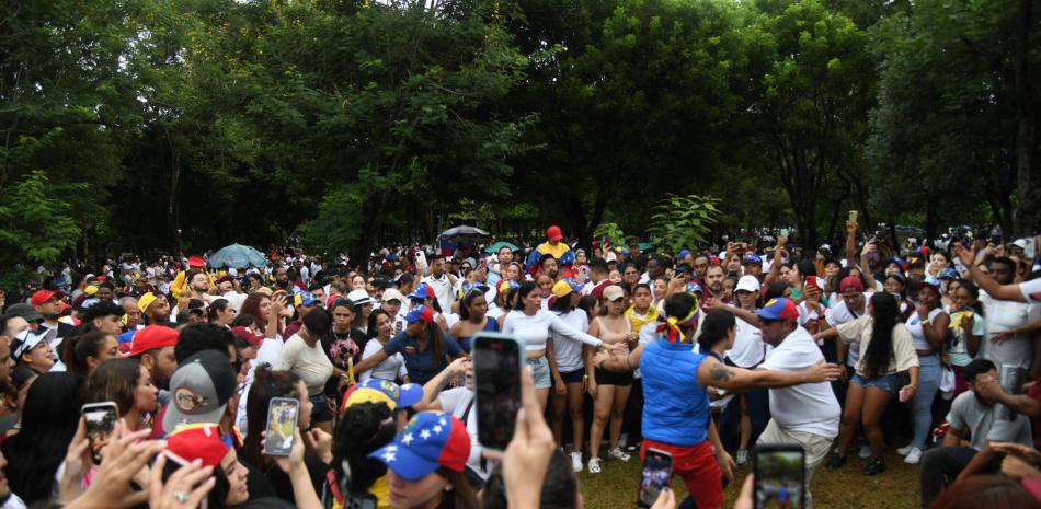 Venezolanos se unidos en el parque Mirador Sur a la espera de los resultados electorales
