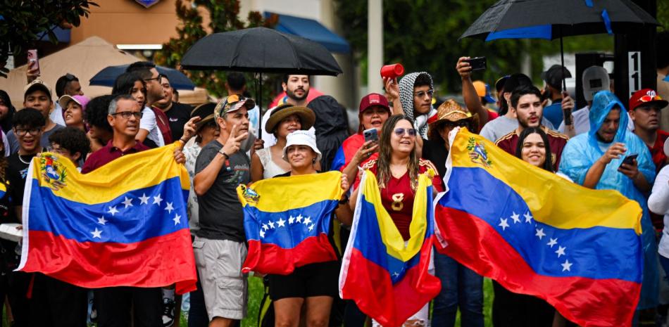 Venezolanos se manifiestan en apoyo de un cambio en el liderazgo político presidencial frente al restaurante El Genio Shawarma durante las elecciones presidenciales en Venezuela el 28 de julio de 2024 en Orlando, Florida.