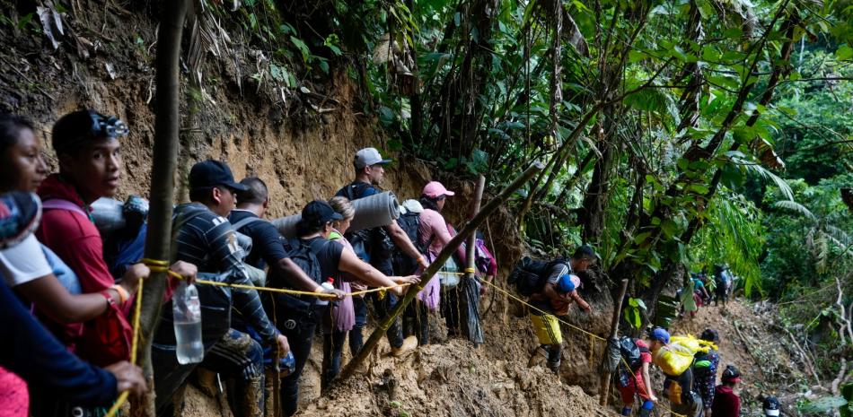 Migrantes, la mayoría de ellos venezolanos, caminan en la región del Darién de Colombia vía Panamá, con la esperanza de llegar a EE.UU., el 15 de octubre de 2022.