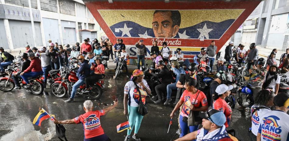 Los partidarios del presidente venezolano, Nicolás Maduro, participan en una manifestación que se dirige al palacio presidencial de Miraflores, en Caracas, el 30 de julio de 2024.