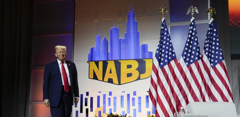 El candidato presidencial republicano, Donald Trump, sube al escenario en la convención de la Asociación Nacional de Periodistas Negros, el miércoles 31 de julio de 2024, en Chicago