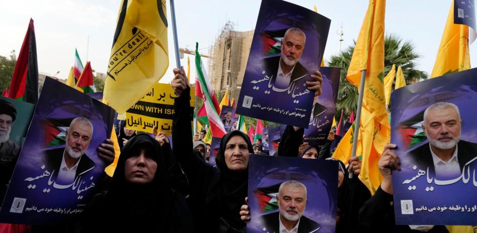 Manifestantes iraníes asisten a una manifestación para condenar el asesinato del líder Ismail Haniyeh.